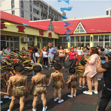 志愿者和小朋友们联欢.png